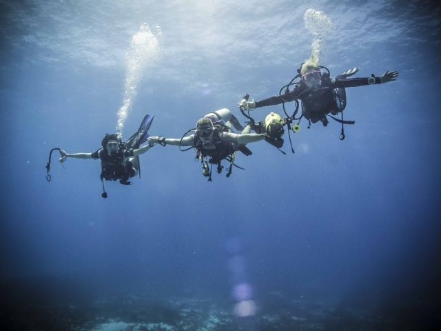 与朋友一起潜水 